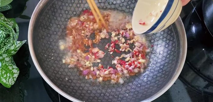Add minced garlic and onions, stir-fry until fragrant.