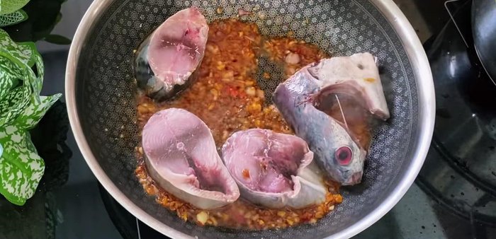 Add the tuna and stir-fry until the caramel coats the fish evenly.