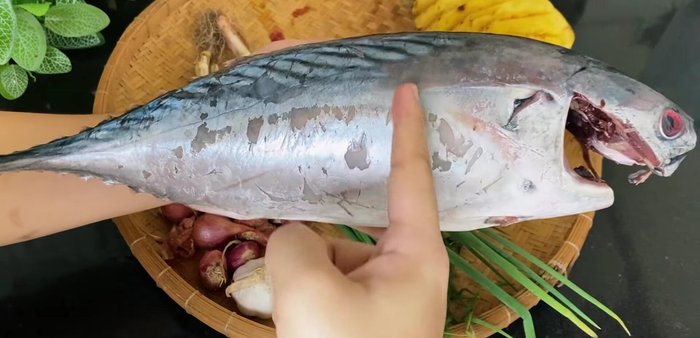 Wash the tuna with salt and vinegar (or lemon) to remove fishy smell. Cut into bite-sized pieces.