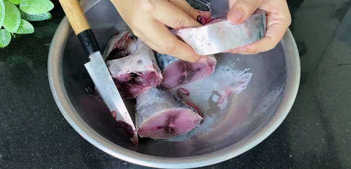 Scrape off slime and blood clots from the fish skin and intestines.