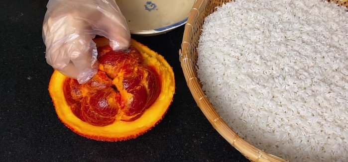 Prepare the gac fruit: Choose a ripe and plump gac fruit. Remove the seeds and some of the thick yellow fibers to prevent lumps and enhance color. Squeeze out the gac pulp, adding 2 tablespoons of white wine to enhance color.