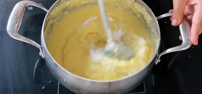 Prepare the green bean filling: Drain cooked green beans and add 110g sugar, 1/3 tablespoon salt, 200ml coconut milk. Stir well over low heat, avoiding sticking. If desired, puree. Cook until thickened.