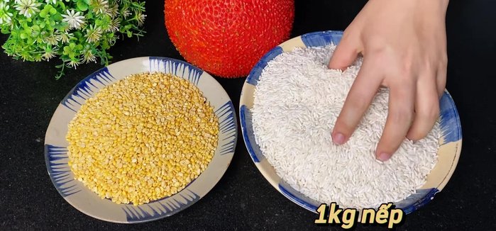 Prepare 1kg of sticky rice (can use regular or yellow sticky rice) and soak for at least 2 hours, but no more than 8 hours to prevent breaking. Wash the rice thoroughly before soaking.