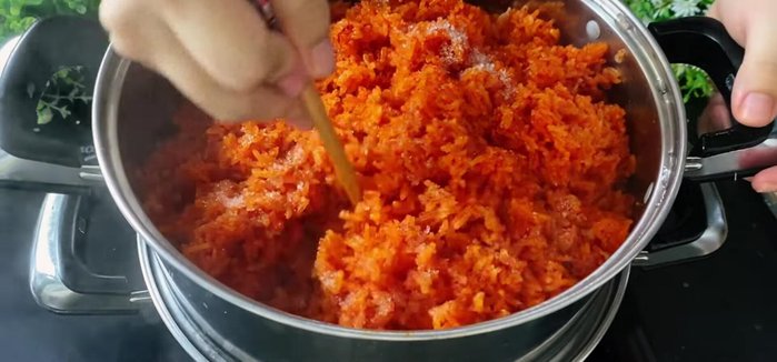 Add 1 tablespoon of sugar to the steamed sticky rice and mix well, then steam again for another 5-10 minutes.