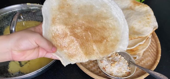 Serve the sticky rice in rice crackers with the green bean filling and sesame salt mixture.