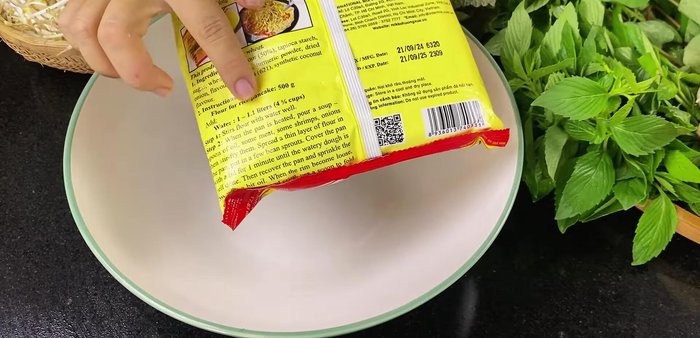 Mix the flour: Combine Huong Xua pancake flour, crispy fried flour, seasoning powder, and cooking oil (130.28).
