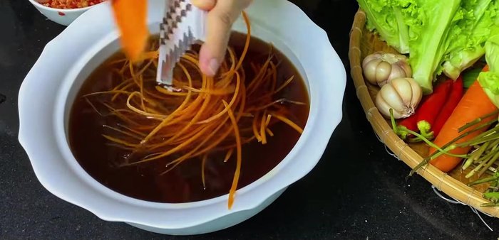 Prepare the toppings: Grate carrots, mince garlic and chili (344.72).
