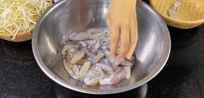 Prepare the squid: Remove the ink sac using the tip of scissors (90.0).