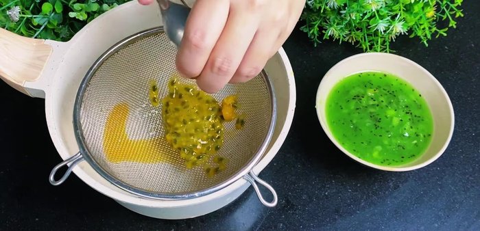 Prepare the passion fruit sauce: Filter 4 passion fruits through a sieve to extract the juice and pulp, discarding the seeds (reserve a few for garnish). Combine the juice with 90-100g sugar and 1/2 teaspoon of salt. Simmer until thickened. No need for food coloring.