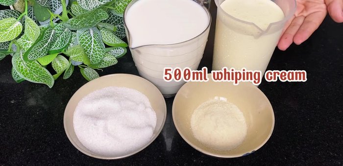Make the panna cotta: In a saucepan, heat 700ml milk, 130g sugar, and 500ml whipping cream until warm. Remove from heat. Sprinkle gelatin (18-19g, previously softened in water) over the warm mixture. Stir until fully dissolved.