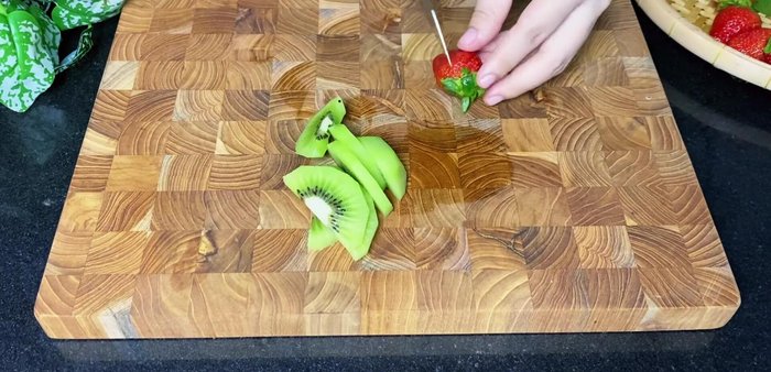 Garnish and serve: Once chilled, decorate with the prepared kiwi and passion fruit sauces, and your choice of fresh fruits (mango, strawberries, etc.).