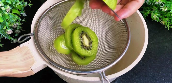 Prepare the kiwi sauce: Mash one kiwi through a sieve to create a smooth puree. Combine the puree with 50g sugar, a pinch of salt, and cook on the stove until thickened and yellow. Add a tiny amount of green food coloring for a vibrant hue. Set aside to cool.