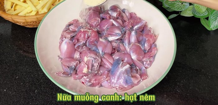 Marinate the frog meat with seasoning powder, fish sauce, minced garlic, and pepper. Mix well.