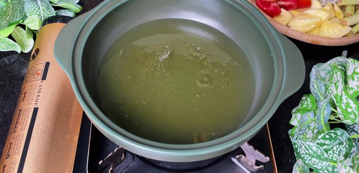 Fry the frog meat in a Minh Long ceramic pot until golden brown and crispy. Drain the oil.