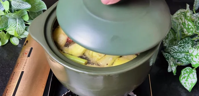 Add water, bring to a boil, then add souring agent (rice or tamarind juice), seasoning powder, rock sugar, fish sauce, satay, and salt. Simmer until spices are dissolved.