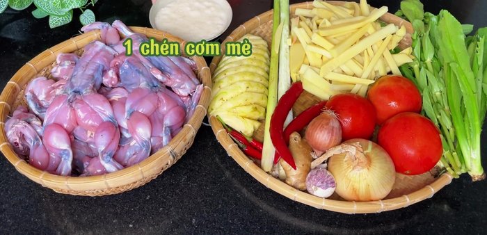 Clean and prepare the frog meat. Remove the head and skin, then weigh it to 1.55kg. Cut into small pieces.