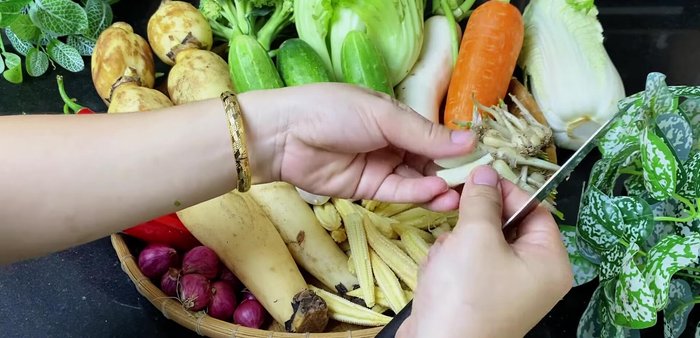 Prepare the vegetables: Wash and prepare all vegetables. Cut carrots into flower shapes. Cut white radish and cucumber into bite-sized pieces. Remove cores from cucumbers to maintain crispness. For reed cabbage and regular cabbage, remove some outer leaves before cutting into pieces.