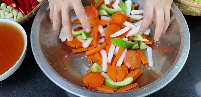 Salt and soak vegetables: Mix the carrots, white radish, and cucumbers with 3 tablespoons of salt, and soak for about an hour. This draws out excess water.