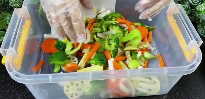 Combine all ingredients: In a large bowl, combine the drained vegetables, blanched vegetables, cooled fish sauce mixture, and the chili garlic mixture.