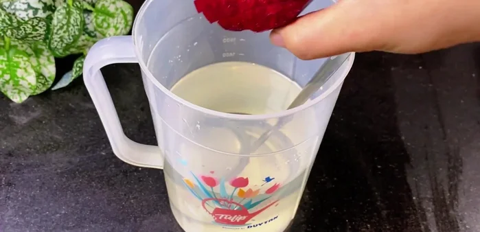 Add beetroot: Slice 150g of beetroot and add it to the pickling liquid. The beetroot will enhance the color of the pickled onions.