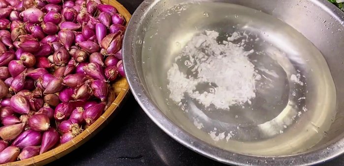Prepare the onions: Peel and trim 1.5kg of purple onions. Soak them in a mixture of 1.5L of water and 2 tablespoons of salt to remove dirt and preserve freshness.