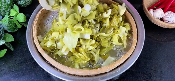 Prepare the pickled cabbage: Drain the water from your pickled cabbage. (If you don't have pre-made pickled cabbage, refer to the video for instructions on making crunchy, yellow pickled cabbage)