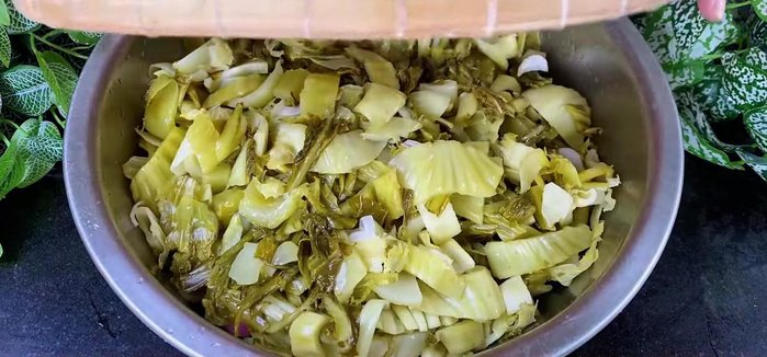 Combine all ingredients: In a large bowl, combine the drained pickled cabbage, blended garlic-chili mixture, and the cooled fish sauce mixture.