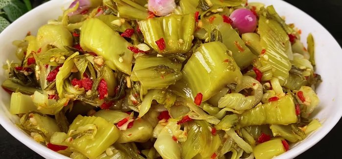 Store: Pack the marinated pickled cabbage into clean jars and store in the refrigerator for at least two weeks.
