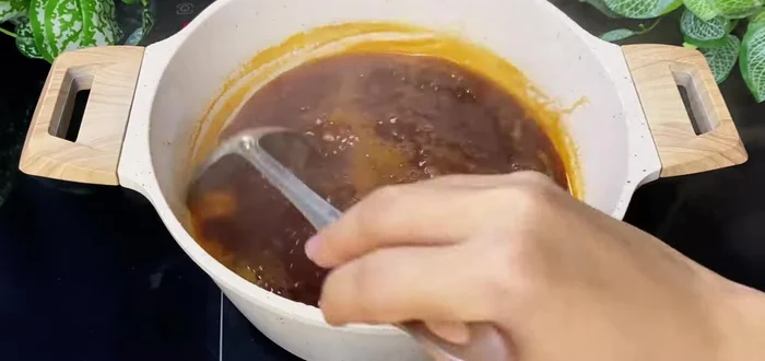 Season the Thai sauce: Add salt, Korean chili powder (optional), and lime juice to taste. Simmer for a short time to avoid bitterness from the lime juice. (141.12)