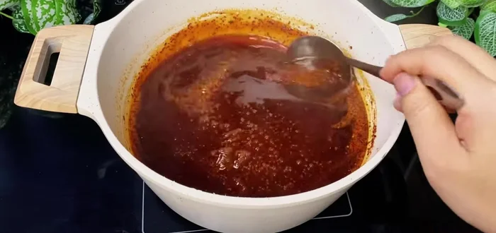 Prepare the pig ears: Wash thoroughly with salt and vinegar. Use a razor blade to scrape off any remaining hair, slime, and dirt. (225.04)