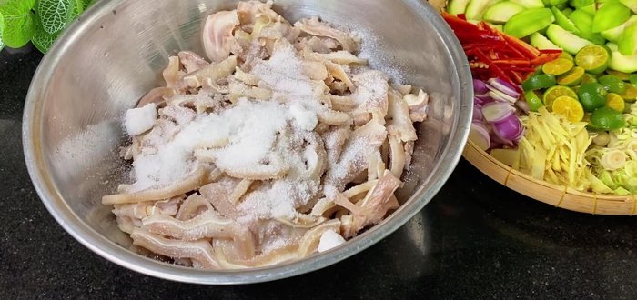 Prepare the pig ears for mixing: In a bowl, mix the cooled pig ears with salt and sugar to prevent sliminess. Rinse and drain well. (400.24)