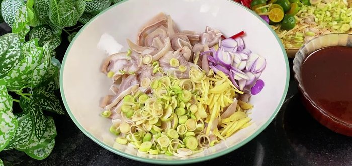 Combine and mix: In a large bowl, combine the prepared pig ears, aromatics, and cooled Thai sauce. Mix thoroughly until evenly coated. (454.16)