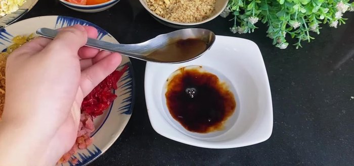 Make the filling sauce: Combine water, soy sauce, sesame oil, oyster sauce, and maltose. Mix well.