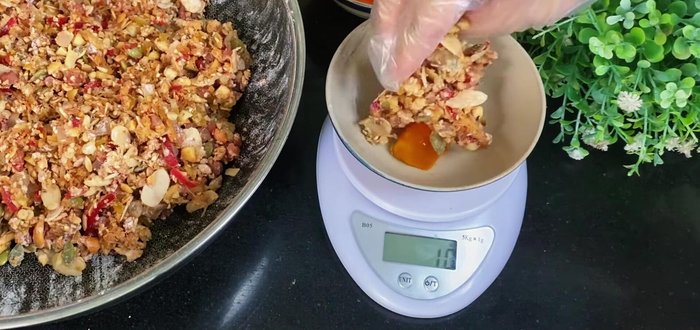 Weigh the filling (40-45g including salted egg) and shape into balls.