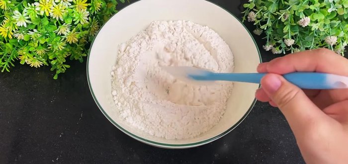 Make the oil dough: Combine flour and cooking oil. Knead until smooth. Divide into 14 balls and let rest.