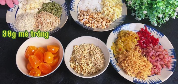 Prepare the filling: Roast kernels, sesame seeds, melon seeds, and green pumpkin seeds until fragrant. Chop walnuts, jackfruit, cashews, and lotus seeds into small pieces.
