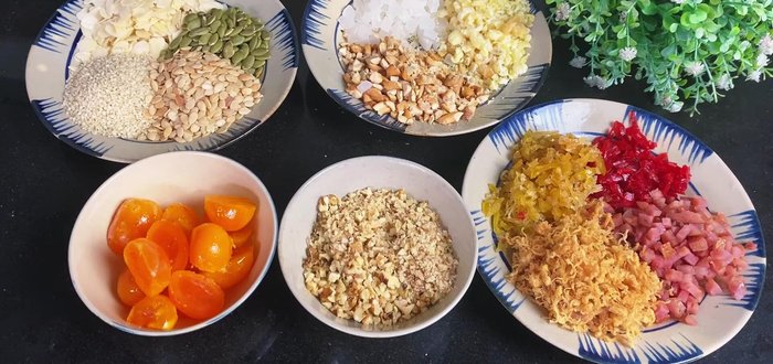 Prepare the salted eggs: Wash with wine, brush with sesame oil, bake at 180 degrees for 3 minutes in an air fryer.