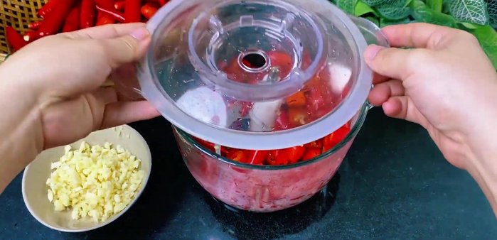Cut chili peppers into small pieces and blend until smooth (118.64)