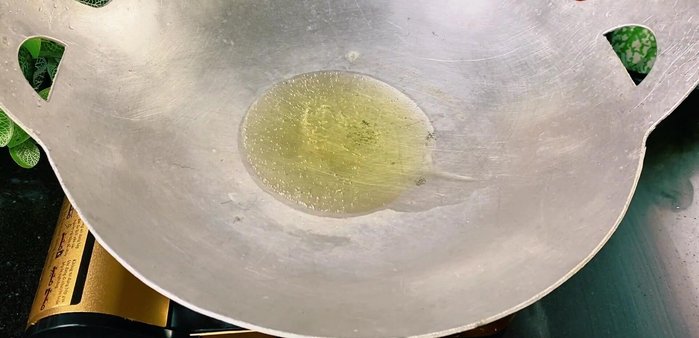 Heat cooking oil in a pot. Sauté finely chopped garlic until fragrant and golden (145.92)
