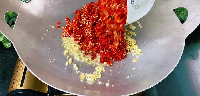 Add blended chili and stir-fry until slightly green (154.08)