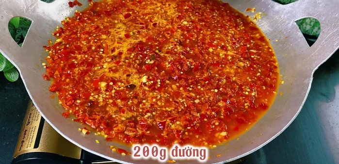 Stir-fry over medium heat until the coconut water is reduced and the chili is clear. Stir frequently to prevent burning (194.599)