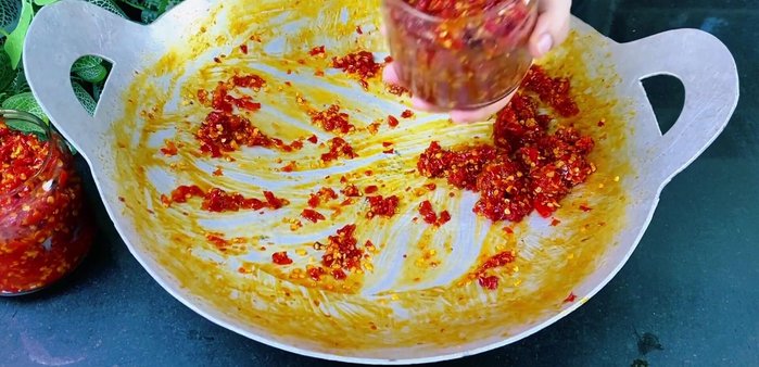 Store the chili in sterilized jars in the refrigerator (285.08)
