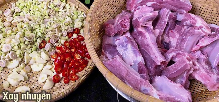 Blend the lemongrass, garlic, and chili peppers.