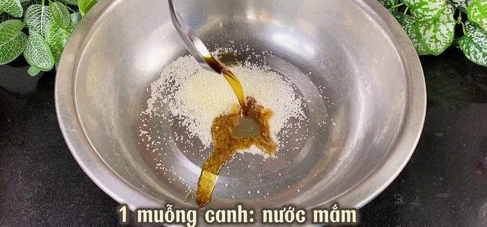 Prepare the marinade by mixing sugar, fish sauce, soy sauce, annatto oil, seasoning powder, Ngo sweet powder, and five-spice powder.