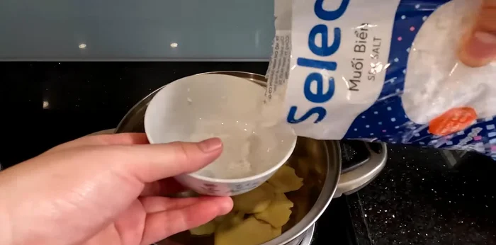 Prepare the brine: In a pot, combine the salt and water. Add sliced ginger and bring to a boil. Simmer for 3-5 minutes. Then remove from heat and let it cool completely.