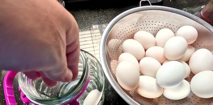 Place the eggs in a jar. Add the ginger slices to the jar.