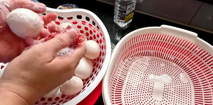 Wash the duck eggs thoroughly with cold water. Pay extra attention to cleaning off any dirt. Rinse with white wine to sterilize.