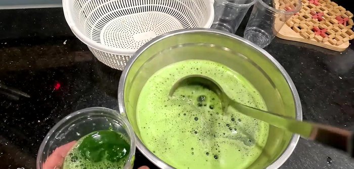 Let the pandan juice sit overnight in the refrigerator to separate the essence from the water. Keep only the green pandan essence.