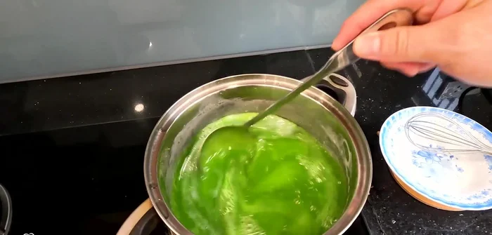 Stir in the pandan essence and cook for 3-4 more minutes. Let it cool completely.