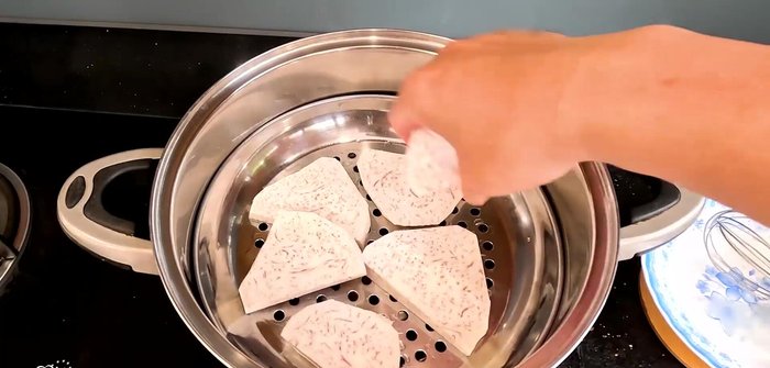 For the taro pearls: Steam peeled and sliced taro for 10-15 minutes until cooked. Mash the cooked taro.